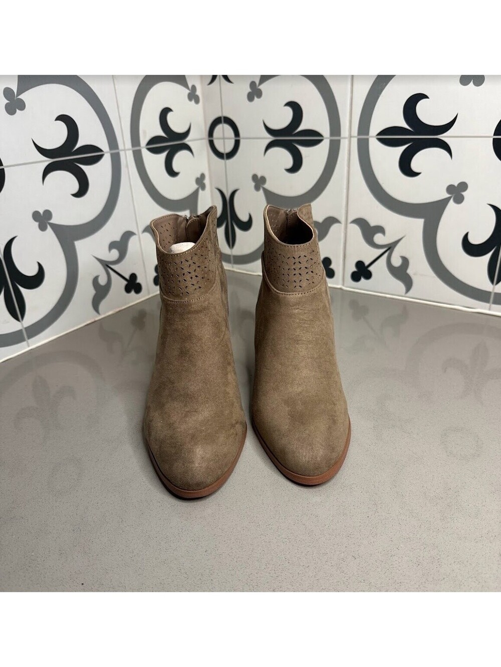 Violet & Red Boots Nude/Gray Size 7